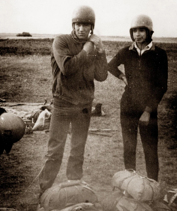 Владимир Барсук не только летал, но и прыгал с парашютом. Фото 1980 года. | Источник: СибНИА
