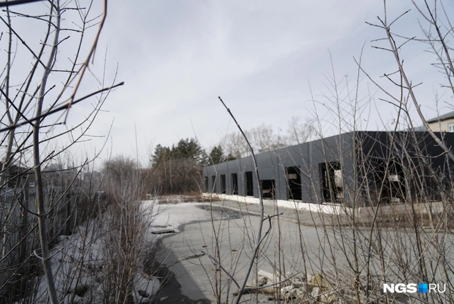 Одноэтажное строение снесут&nbsp;— на его месте вырастет комплекс с апартаментами и офисами | Источник: Александр Ощепков / NGS.RU