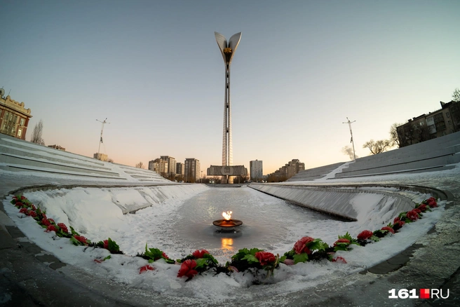 У подножия 72-метровой стелы находится водный партер с Вечным огнем | Источник: Евгений Вдовин / 161.RU