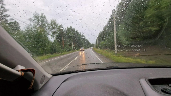 Дороги превратились в реки, а у деревьев появились крылья. Непогода обрушилась на Иркутск — реакция соцсетей | Источник: incident_138 / t.me