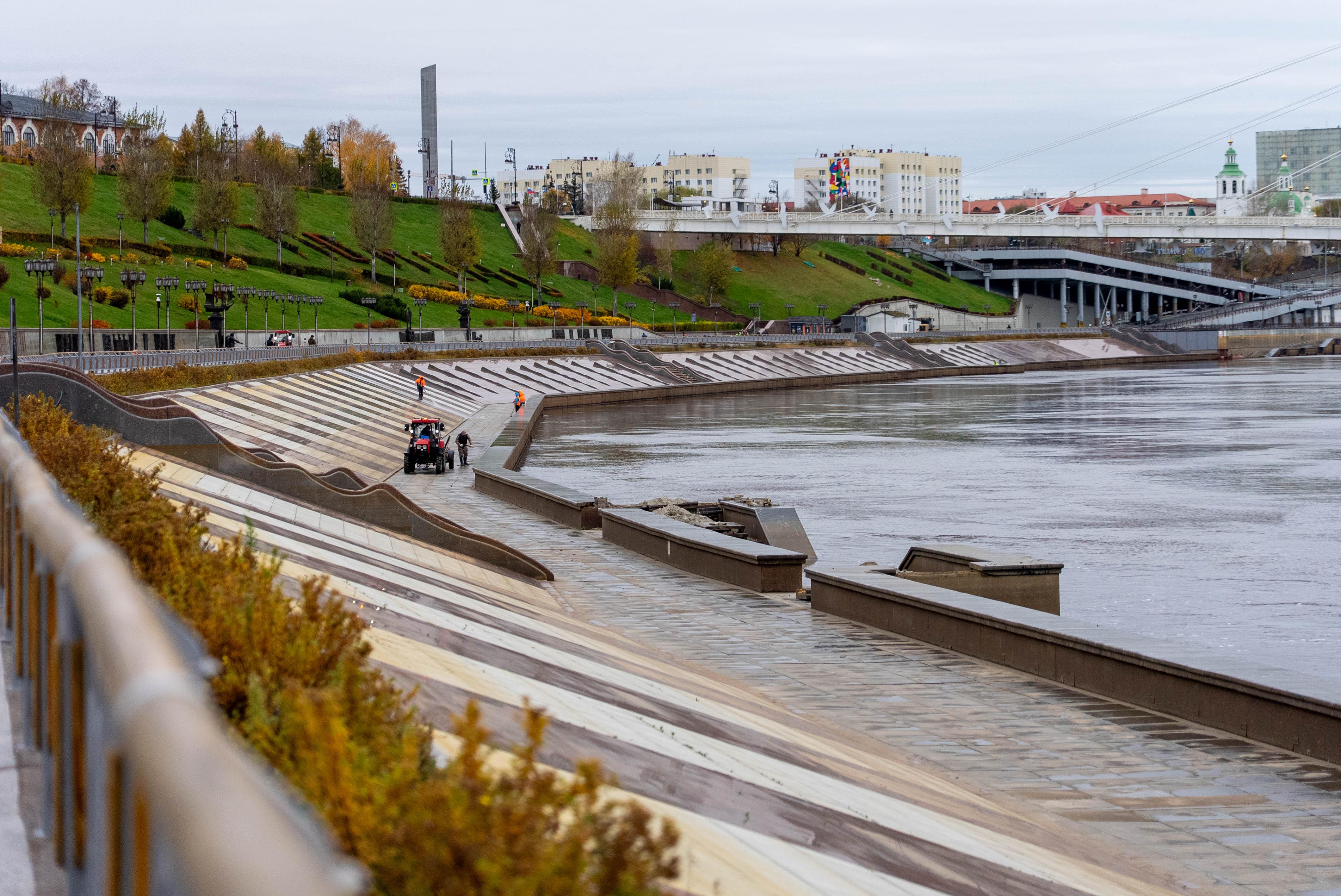 Вода затопила лестницу. Что происходит с тюменской набережной — фото