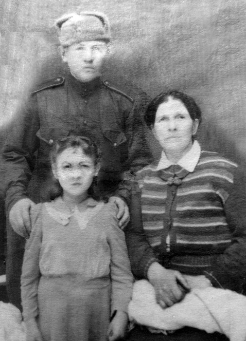 Слава Алексеев с сестрой и мамой | Источник: Виртуальная энциклопедия «Дети-герои» / deti-geroi.ru
