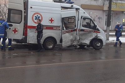 Скорая помощь и легковушка столкнулись на перекрестке в Дзержинске