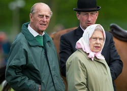 Почему принц Филипп хотел, чтобы Королева отреклась от престола