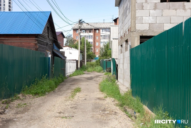 А продольные улочки — просто проселок | Источник: Даниил Конин / «ИрСити»