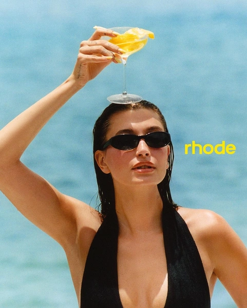 Очень по-летнему! Блески Rhode от Хейли Бибер теперь с ароматом лимона 🍋 | Источник: Rhode