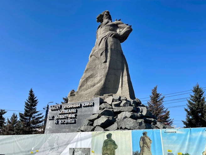 Сейчас монумент на Привокзальной площади огорожен | Источник: natalyakotova74official / t.me