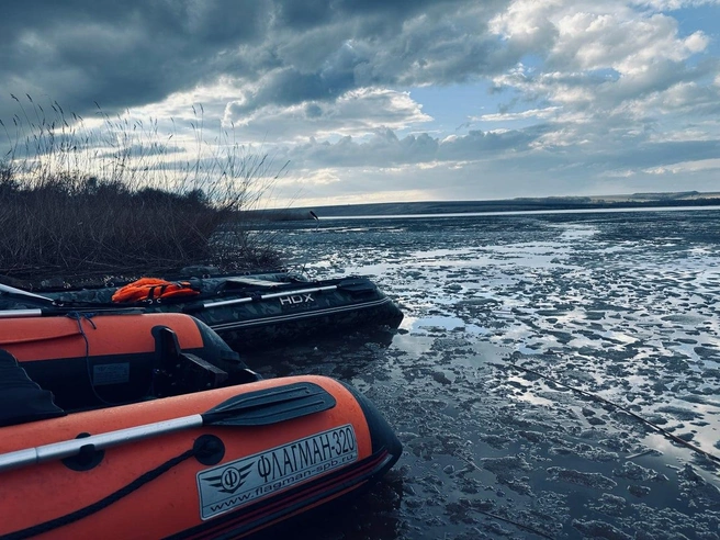 У берега водохранилища еще был лед | Источник: ДПСО ЛизаАлерт Самарской области / T.me