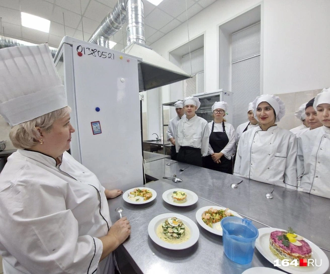 Работу студентов на практике принимает старший мастер Елена Бугаенко | Источник: Виктория Федорова / 164.RU