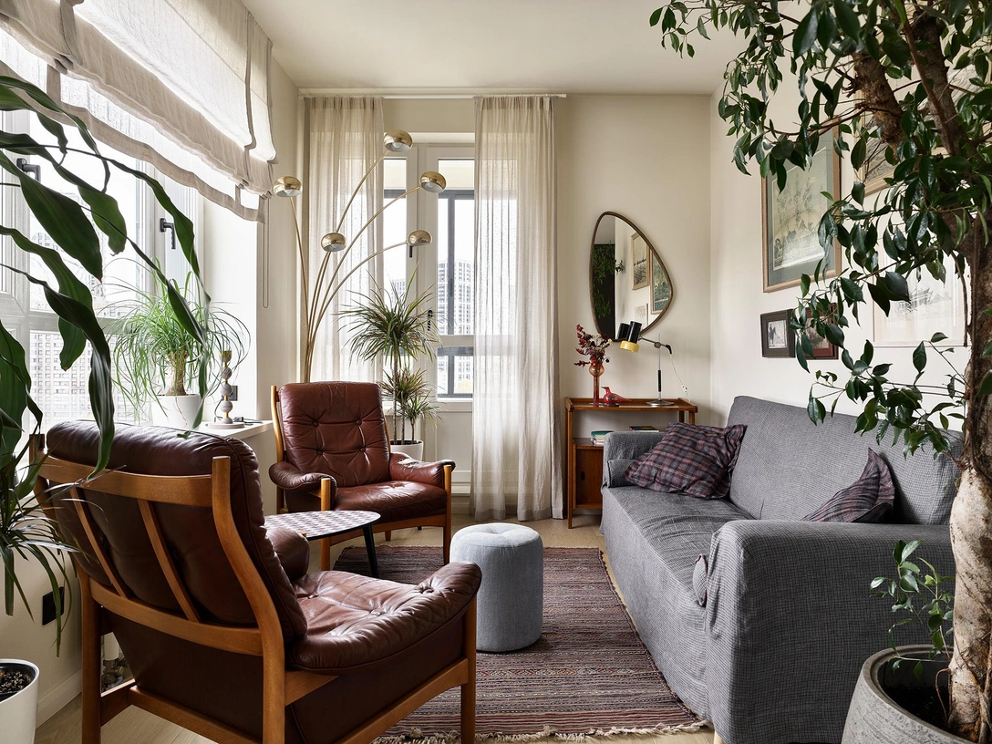 Диван, Divan.ru. Кресла, пуф, консоль и настольная лампа — все, винтаж. Ковер, L'appartement. Торшер Mushroom, Nova Design. | Источник: Сергей Ананьев