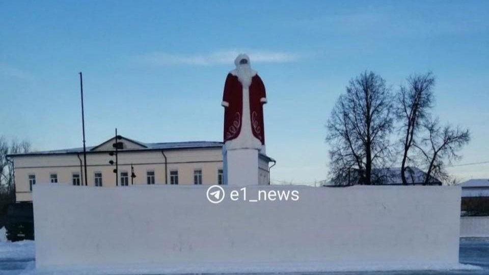 В Волгограде коммунист выступил против переодевания памятника Ленину в костюм Деда Мороза