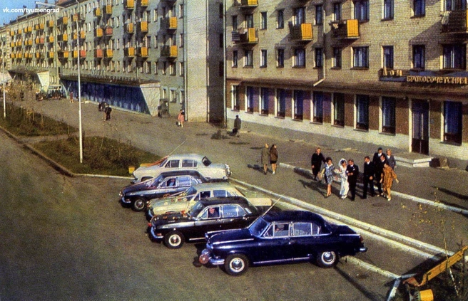 Это были 70-е, когда наряженные «Волги»&nbsp;— признак шикарной свадьбы | Источник: Тюмень до нашей эры / Vk.com