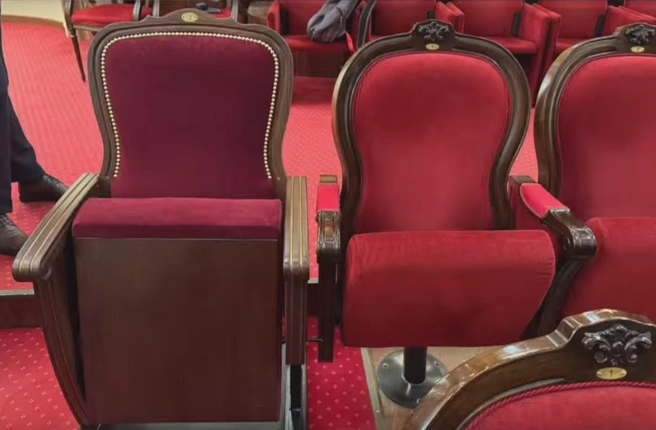 Артисты сравнили новые и старые кресла, которые сейчас установлены в театре | Источник: Константин Решетников / Vk.com