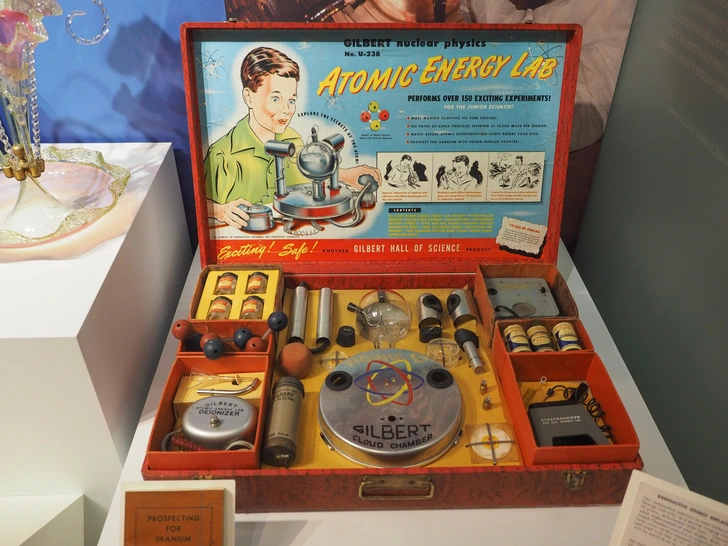 Как выглядит самая опасная игрушка из 1950-х: она была дома у многих | Источник: Claudio Divizia / Shutterstock.com