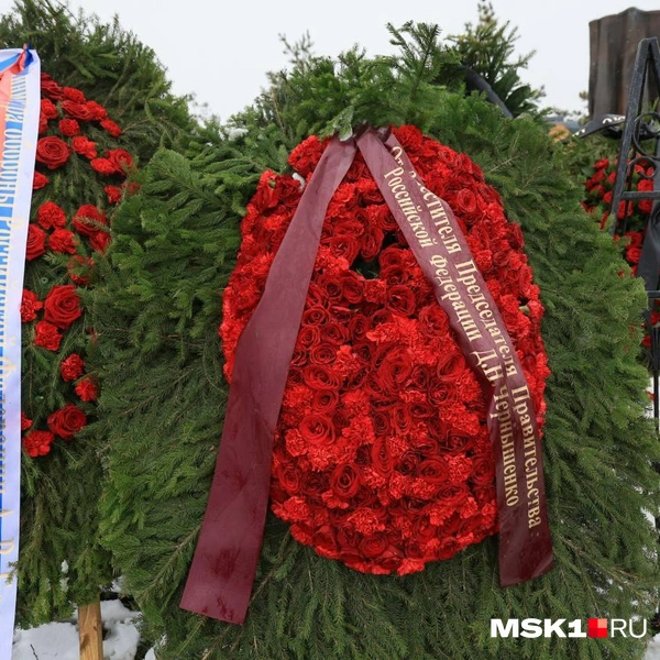 Венки от Минобороны и председателя правительства РФ Чернышенко | Источник: Артем Устюжанин / MSK1.RU