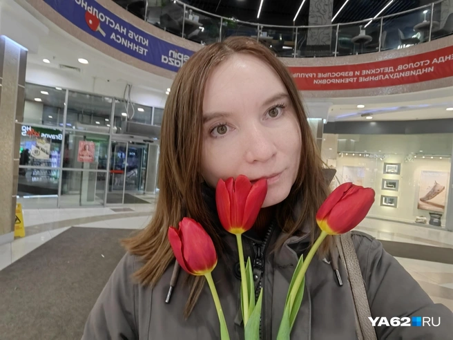 Первый букет журналистке YA62.RU на 8 марта подарил герой репортажа | Источник: Кристина Мельникова / YA62.RU