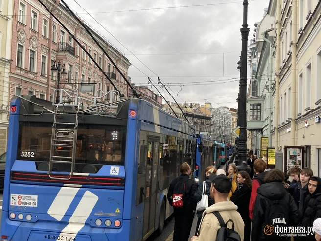 У площади Восстания — транспортный коллапс, собралась пробка из автобусов и троллейбусов | Источник: читатель «Фонтанки»