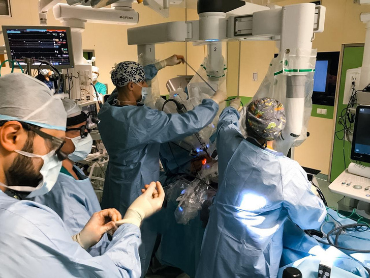 В Центре Алмазова впервые сделали операцию на сердце с помощью робота