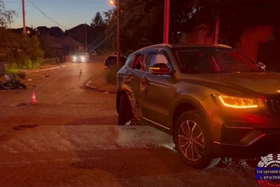 В Покровке мотоциклист без прав насмерть разбился о Geely