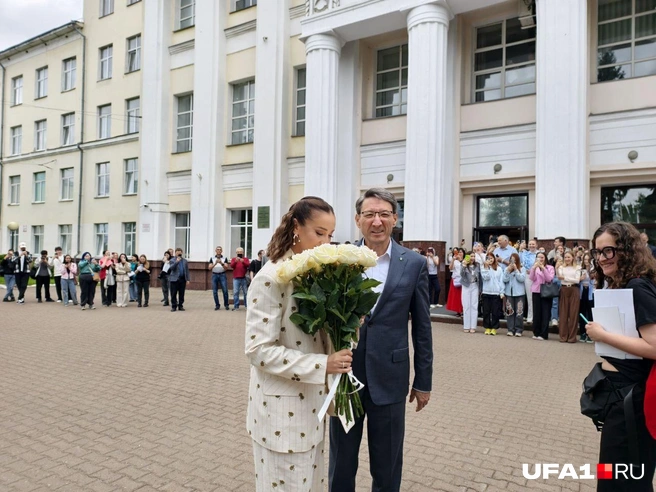 Бузова с ректором Илдаром Габитовым | Источник: Булат Салихов / UFA1.RU