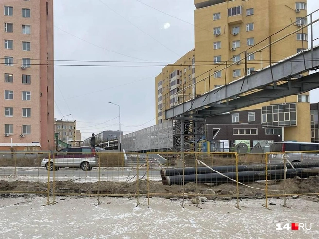 Один из выездов с АЗС «Сибойл» тоже перекрыли, лежат трубы | Источник: Надежда Ефимова