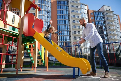 Дворы новостроек Петербурга: от качелей до коворкинга