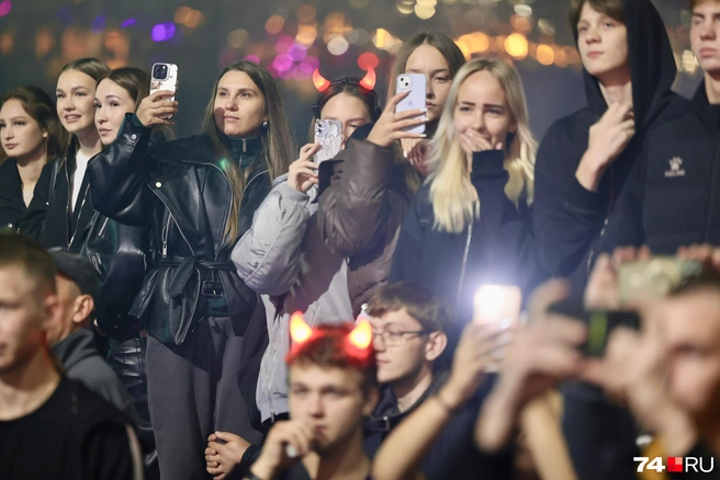 Зрители уже подготовили телефоны для съемки | Источник: Наталия Лапцевич