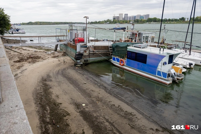 Спад уровня воды больше всего заметен на правом берегу | Источник: Евгений Вдовин / 161.RU