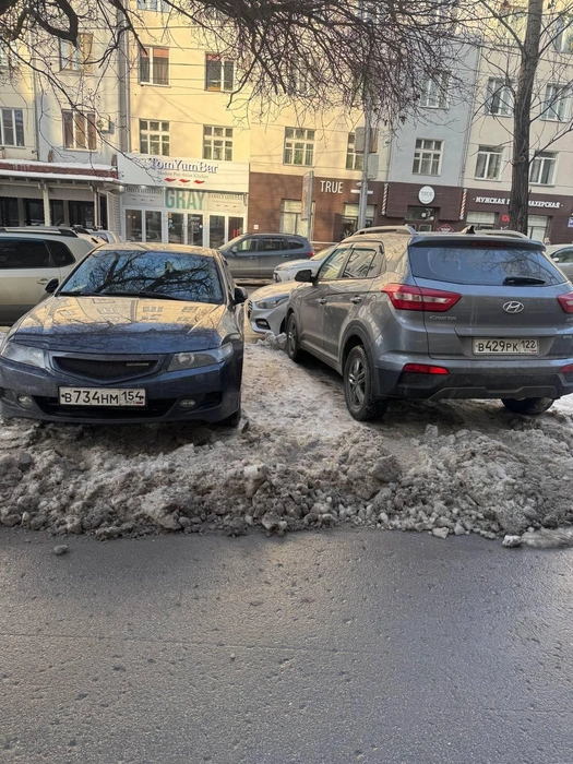В течение дня на тротуаре нарушители могут меняться | Источник: Читательница Любовь