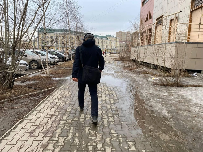 Тротуар вдоль Орджоникидзе возле Саха театра имени Платона Ойунского взбух и ушел в крен, скапливаются лужи | Источник: Надежда Ефимова / 14.RU