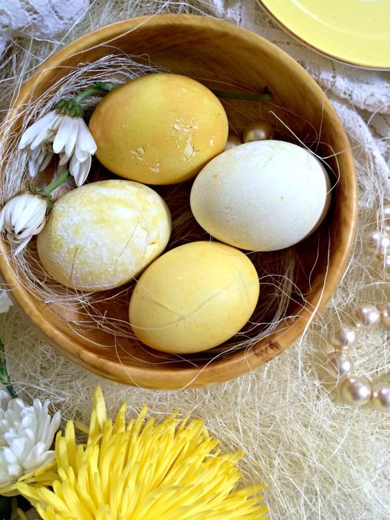 Зелень, ягоды, чай: 7 способов экологично и красиво покрасить яйца к Пасхе