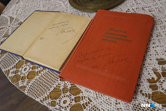 В музее хранятся книги, подписанные Блохиным | Источник: Наталья Бурухина / NN.RU