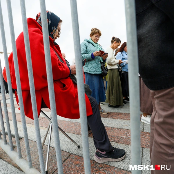Особо находчивые взяли с собой в очередь складные стулья, понимая, что ждать придется долго | Источник: Артем Устюжанин / MSK1.RU