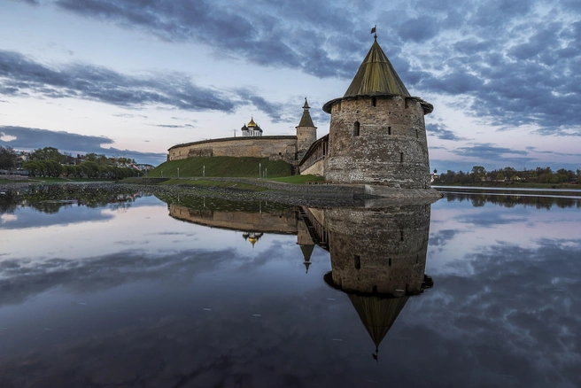 Плоская башня Псковского кремля | Источник: Sachkv / Wikipedia.org