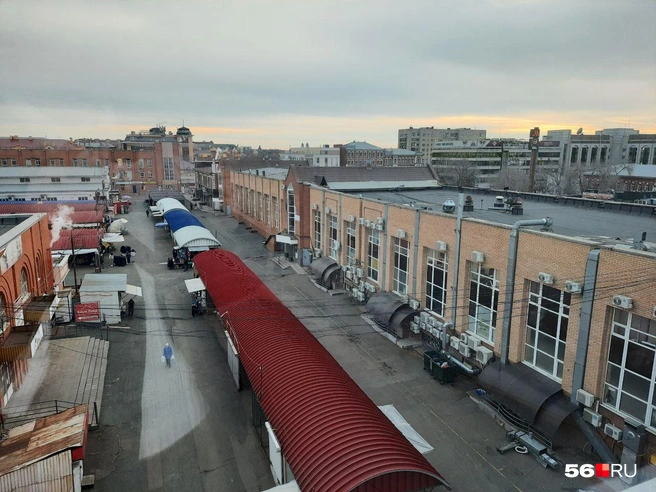 Вид на рынок с третьего этажа ТЦ «Восход» | Источник: Анастасия Баринова / 56.RU