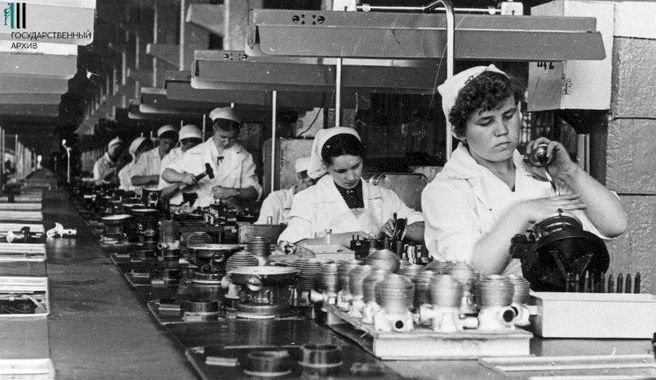 Пульсирующий конвейер по сборке мотопил «Дружба», 1959 год | Источник: Евгений Загуляев / Госархив Пермского края