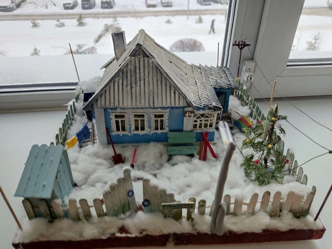 Мастерить поделку 6-летней Каролине помогали папа и тетя | Источник: Анна / T.me