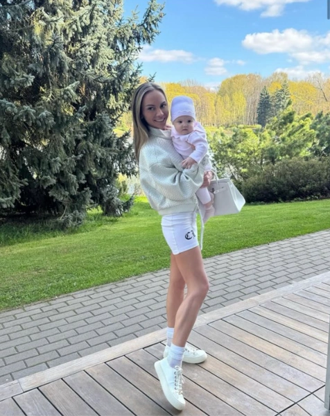 Лишь в апреле молодая мама впервые показала лицо дочери