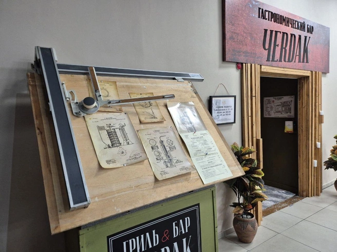 Интерьер оригинальный, много зелени и милых деталей | Источник: «Чердак»