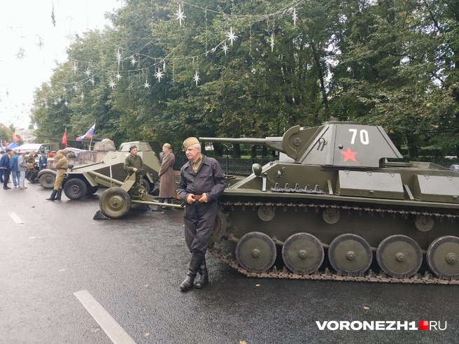 Возле Кольцовского сквера была выставка военной техники | Источник: Дмитрий Волгин / Voronezh1.ru