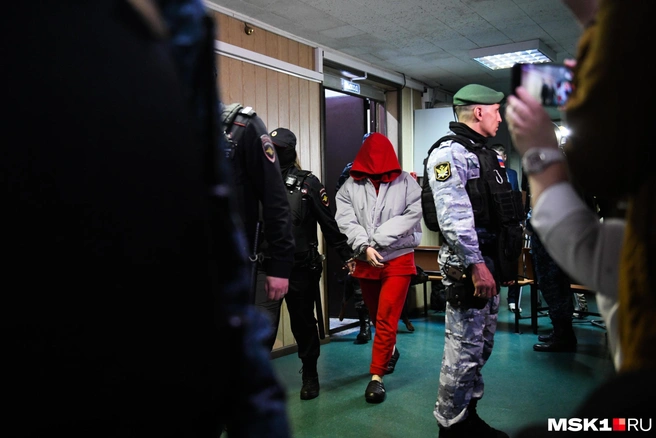 Елену ведут на одно из судебных заседаний по избранию меры пресечения | Источник: Артем Устюжанин / MSK1.RU