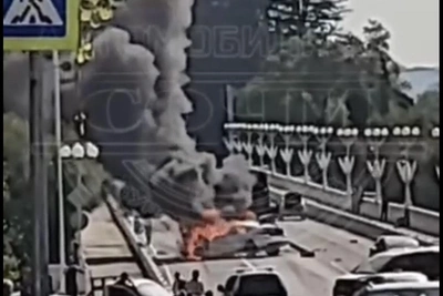 На Мацестинском мосту в Сочи сгорел автомобиль после ДТП