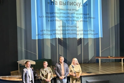 Медики больницы Захарьина впервые сыграли в спектакле