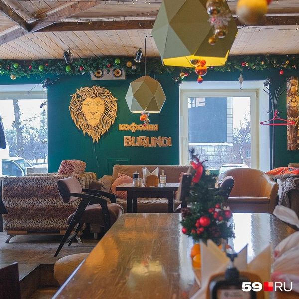 Здесь можно посидеть в уютных креслах | Источник: Тимофей Калмаков / 59.RU