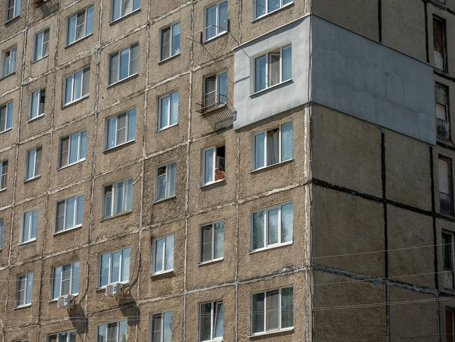 Местный житель наблюдает за двором из окна панельки | Источник: Александр Куренной / 76.RU