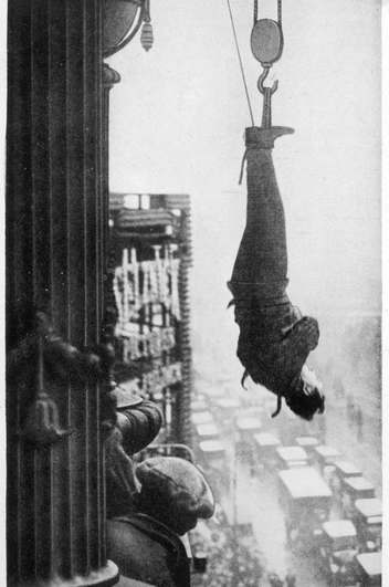 В 1920-е годы Гарри Гудини сковали наручниками и подвесили вниз головой, чтобы он выбрался