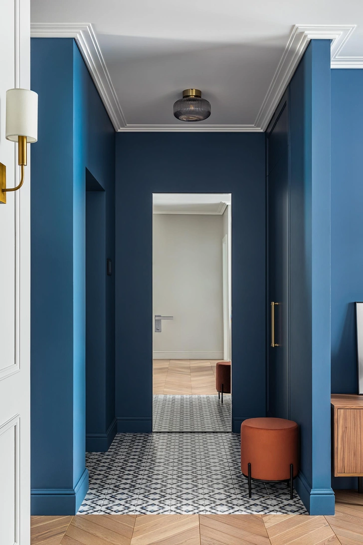 Прихожая. Напольная плитка, ABK Ceramiche. Зеркальная дверь, Profil Doors. Потолочный светильник, ИКЕА. | Источник: Женя Муравьева. Стиль: Яна Яхина