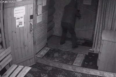Man grabs gold chain and flees after robbing church shop