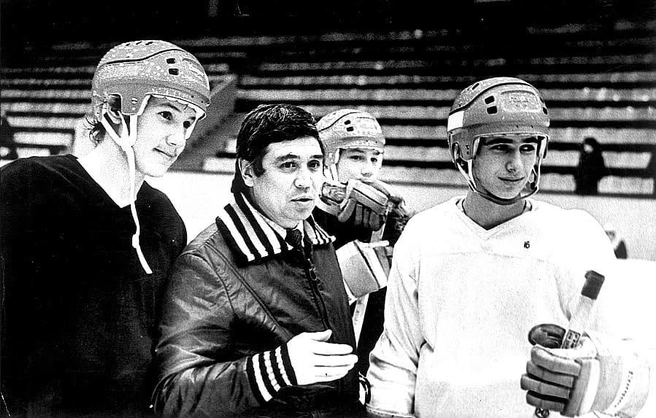 Азаматов с учениками | Источник: ХК «Салават Юлаев» / Vk.com