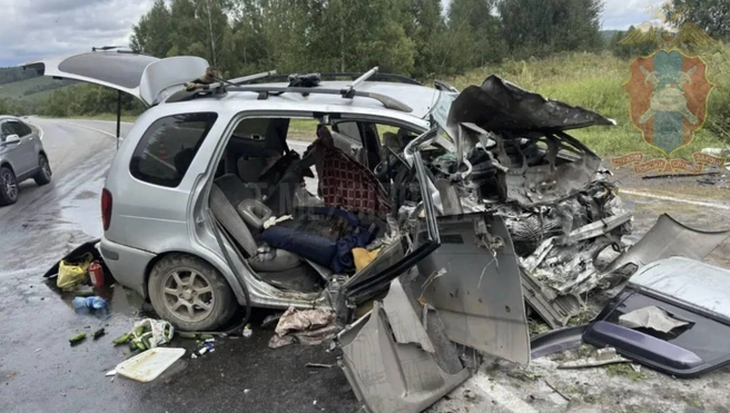 От передней части одного из авто ничего не осталось — такой силы был удар | Источник: Госавтоинспекция Кузбасса / t.me/gibdd42